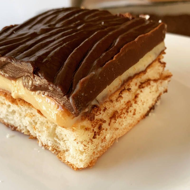 Kiki's Butter-Vanillecreme-Schokoladengußkuchen Kiki's Butter-Vanillecreme-Schokoladengußkuchen