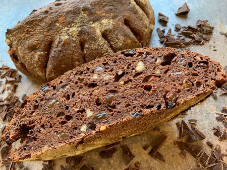 Schokoladenbrot mit Natursauerteig, Haselnüssen und Rosinen