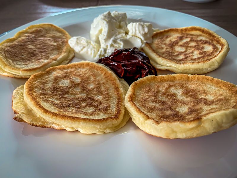 Pancakes mit Schokoladensoße und Vanilleeis