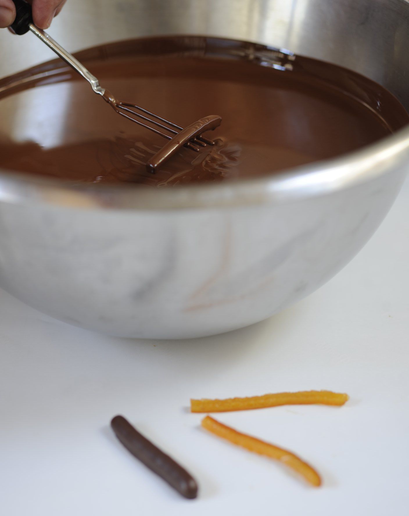 Krugette Noir von Bonnat. Feine kandierte Orangenstäbchen, überzogen mit dunkler Schokolade. Krugette Noir von Bonnat. Feine kandierte Orangenstäbchen, überzogen mit dunkler Schokolade.