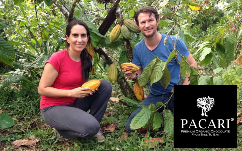 Paccari Gründer auf einer Kakaoplantage in Ecuador.