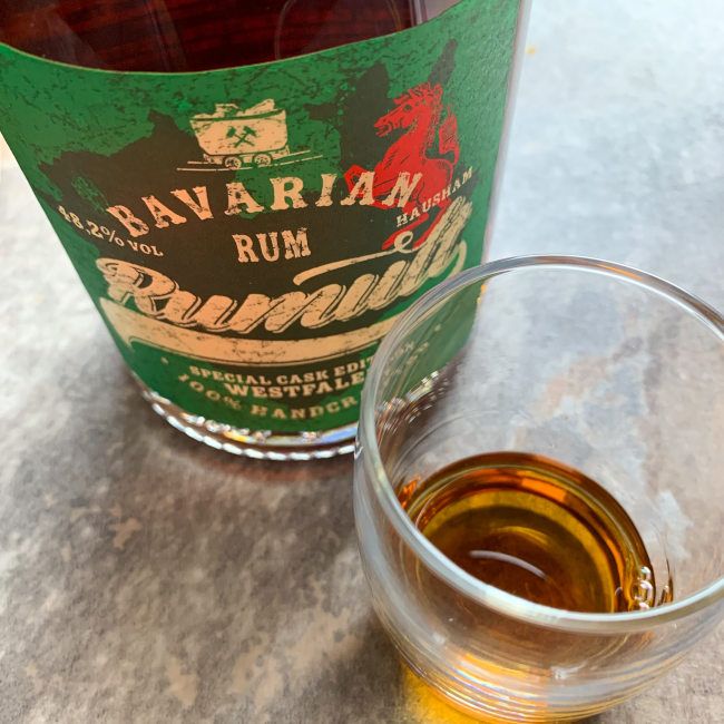 Feiner Rum als Grundlage für diese besondere Bean to Bar Schokolade. Feiner Rum als Grundlage für diese besondere Bean to Bar Schokolade.